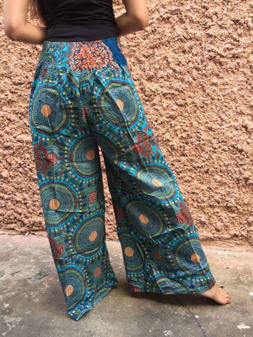 High-waist pants with wide leg and front slits in paisley